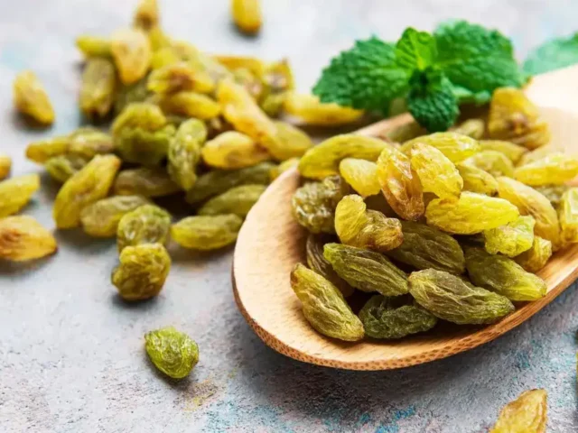 Soaked Raisins Benefits: किशमिश में छिपे हैं सेहत के कई राज, जानें रोजाना इसे खाने के फायदे…