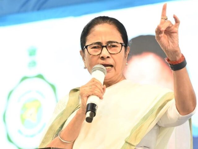 पश्चिम बंगाल की मुख्यमंत्री ममता बनर्जी ने साधा केंद्र पर निशाना, कहा- ‘मतदाता सूची के पुनरीक्षण के पीछे ‘NRC की मंशा’