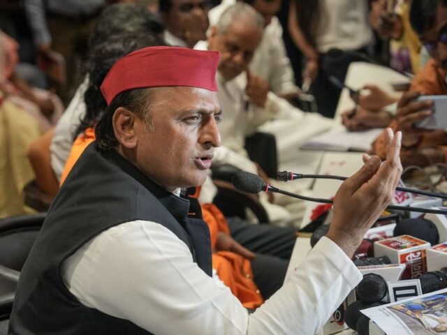 मृतक BLO के परिजनों से मिले अखिलेश यादव, सौंपा 2 लाख रुपयों का चेक, भाजपा पर भी सवाल उठाए