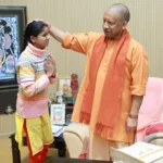 सीएम योगी से मुलाकात कर मूक-बधिर खुशी गुप्ता का वर्षों पुराना सपना हुआ पूरा, अपने हाथों से बनाई पेंटिंग की भेंट