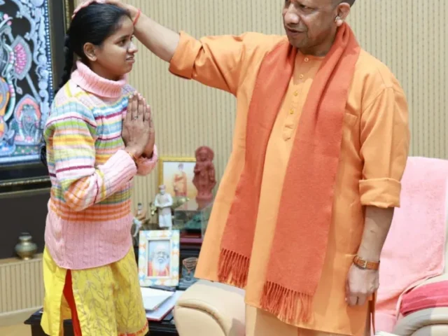 सीएम योगी से मुलाकात कर मूक-बधिर खुशी गुप्ता का वर्षों पुराना सपना हुआ पूरा, अपने हाथों से बनाई पेंटिंग की भेंट