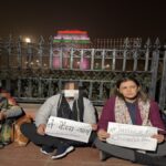 कुलदीप सेंगर की रिहाई के खिलाफ दिल्ली हाईकोर्ट के बाहर प्रदर्शन, रेप पीड़िता की मां ने सुप्रीम कोर्ट जाने की कही बात