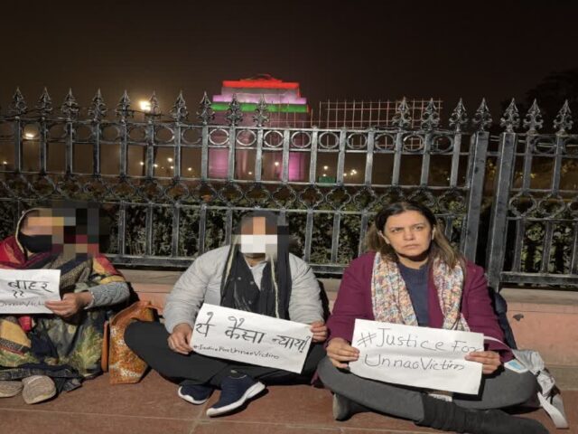 कुलदीप सेंगर की रिहाई के खिलाफ दिल्ली हाईकोर्ट के बाहर प्रदर्शन, रेप पीड़िता की मां ने सुप्रीम कोर्ट जाने की कही बात