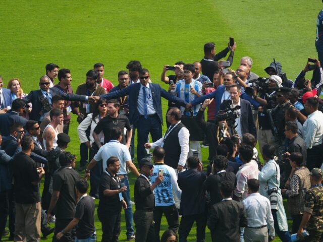 Lionel Messi Event: लियोनेल मेसी के कोलकाता इवेंट में फूटा फैंस का गुस्सा, मुख्यमंत्री ममता बनर्जी ने मांगी माफी