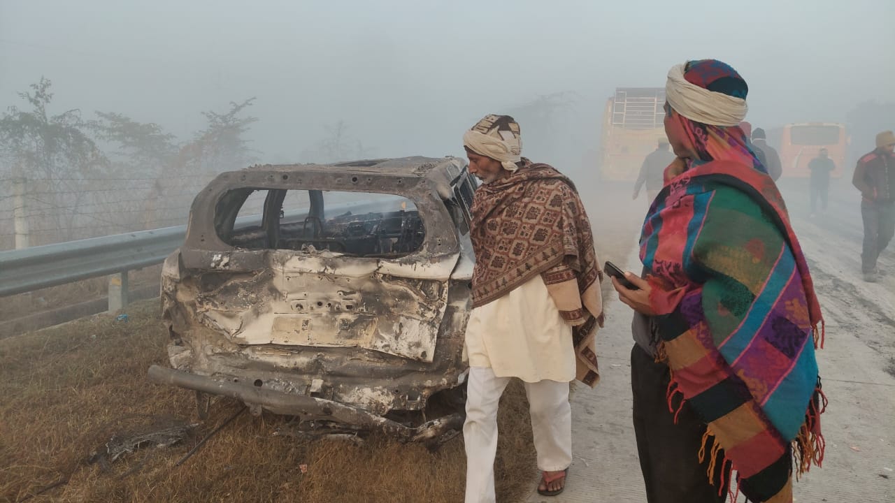 घने कोहरे के कारण यमुना एक्सप्रेस-वे पर हुआ दर्दनाक हादसा, सात बसें और तीन कारें आपस में टकराई, 10 लोगों की मौत