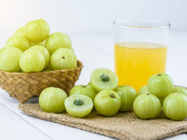 Amla Benefits: विटामिन सी और न्यूट्रिएंट्स से भरपूर है आंवला, आइये यहां जानें इसे खाने के क्या हैं फायदे…