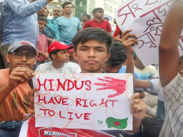 Bangladesh: भारत–बांग्लादेश रिश्तों में दरार, अल्पसंख्यकों पर हिंसा से भड़का भारत, सड़कों पर उतरे प्रदर्शनकारी