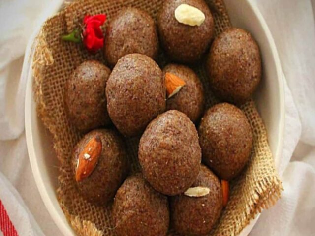 Flaxseed Ladoo: सर्दियों का ये सुपरफूड है स्वाद और सेहत से भरपूर, जानें इसको बनाने रेसिपी व इसके जबरदस्त फायदे