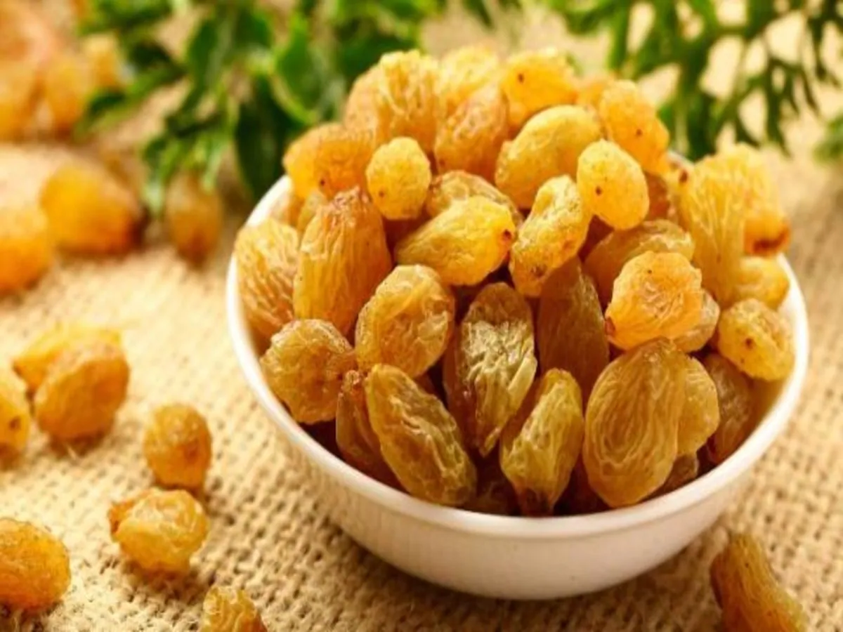 Soaked Raisins Benefits: छोटी सी किशमिश के हैं बड़े-बड़े फायदे, जानिए क्यों है ये सेहत के लिए खास….
