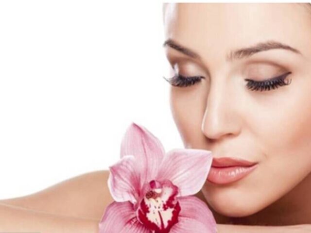 Winter Care Tips: सर्दियों में अपनी स्किन को नैचुरल तरीकों से कैसे रखें मॉइस्चराइज़्ड, हेल्दी और ग्लोइंग पाने के लिए फॉलो करें ये आसान टिप्स…