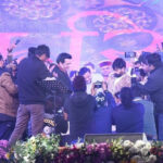 गोरखपुर महोत्सव में पवन सिंह के लाइव शो के दौरान मची अफरा-तफरी, बेकाबू भीड़ पर पुलिस ने भांजी लाठियां