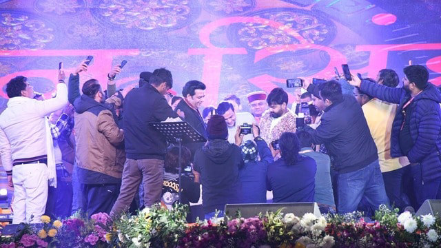 गोरखपुर महोत्सव में पवन सिंह के लाइव शो के दौरान मची अफरा-तफरी, बेकाबू भीड़ पर पुलिस ने भांजी लाठियां