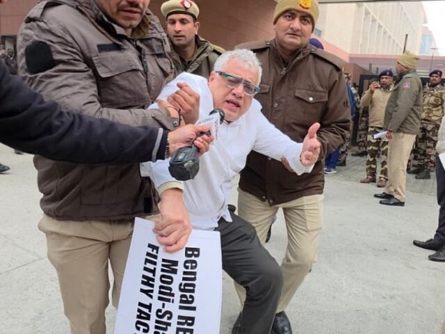 ED रेड के बाद बंगाल से दिल्ली तक मचा सियासी घमासान, ममता बनर्जी का केंद्र पर हमला, TMC का गृह मंत्रालय के सामने धरना