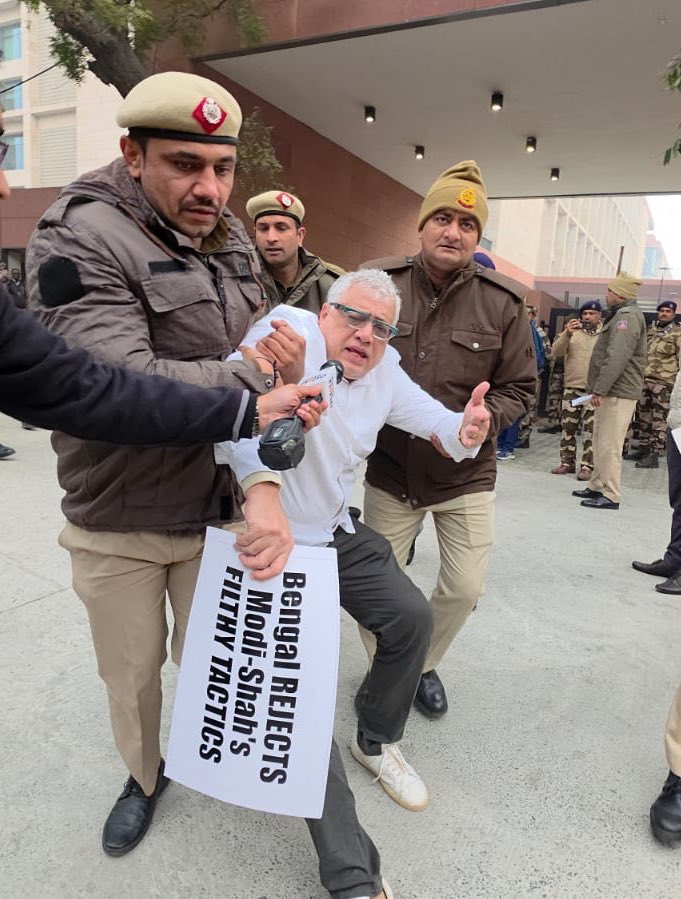 ED रेड के बाद बंगाल से दिल्ली तक मचा सियासी घमासान, ममता बनर्जी का केंद्र पर हमला, TMC का गृह मंत्रालय के सामने धरना