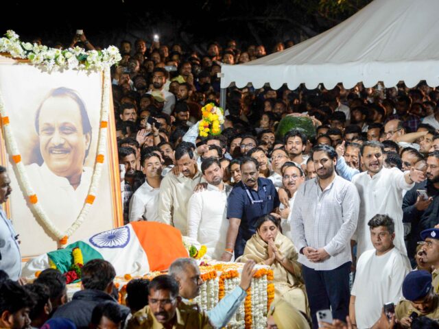Ajit Pawar Funeral: नम आंखों और ‘अमर रहें’ के नारों के बीच पंचतत्व में विलीन अजित पवार, बेटों ने दी मुखाग्नि