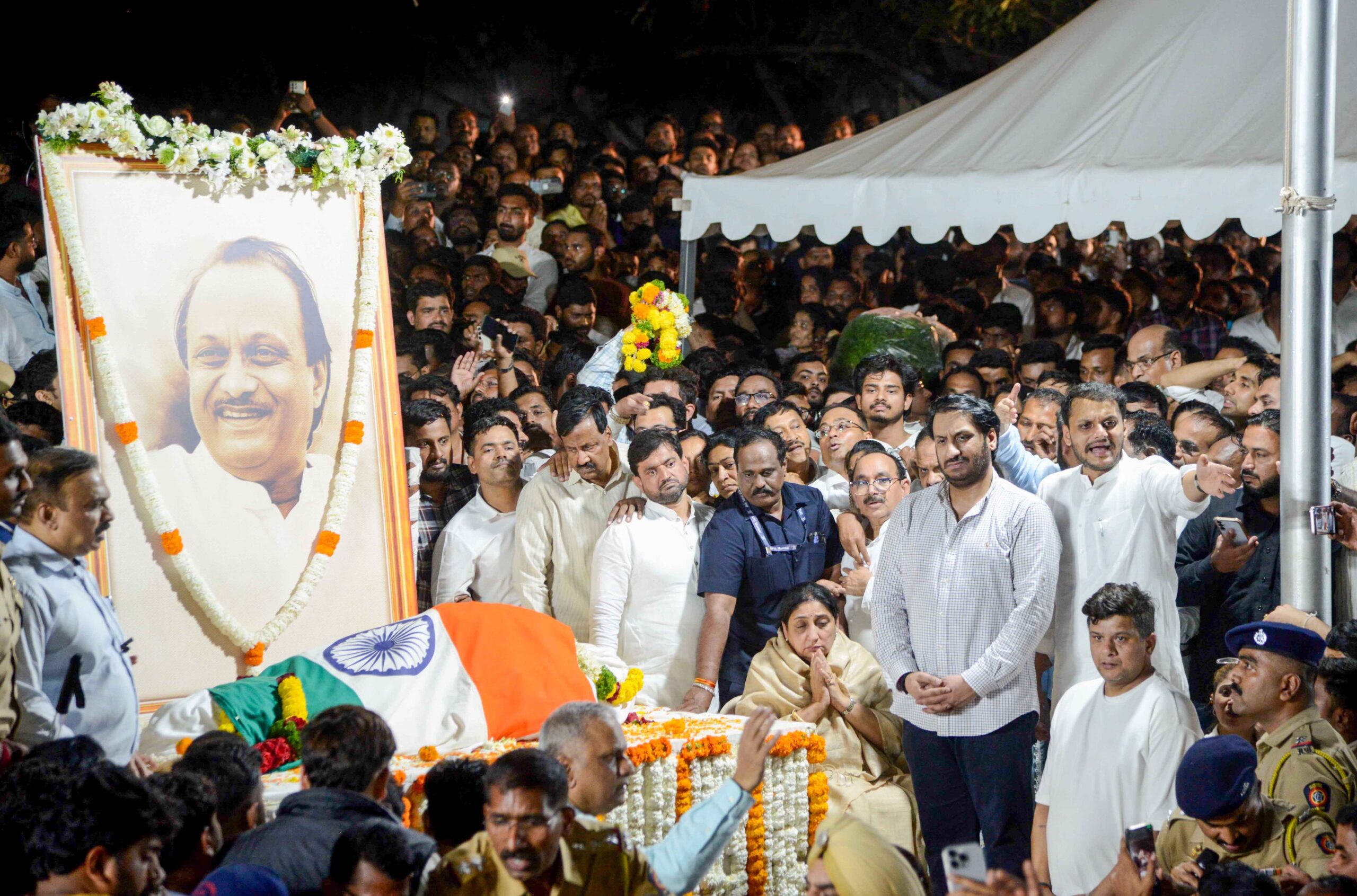 Ajit Pawar Funeral: नम आंखों और ‘अमर रहें’ के नारों के बीच पंचतत्व में विलीन अजित पवार, बेटों ने दी मुखाग्नि