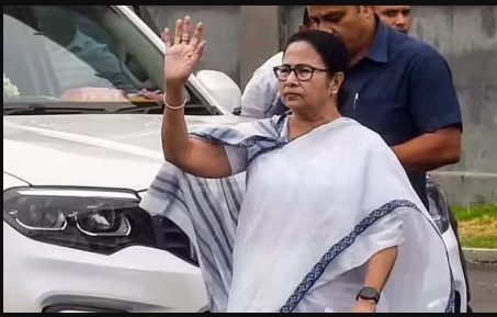 ED Raids: टीएमसी के आईटी प्रमुख के घर ईडी की छापेमारी, मौके पर पहुंचीं सीएम ममता बनर्जी, लगाएं गंभीर आरोप..