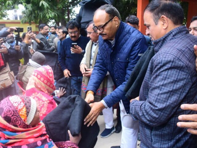 डिप्टी सीएम ब्रजेश पाठक ने कैंट विधानसभा में जरूरतमंदों को बांटे कंबल, कहा- “भाजपा सरकार गरीबों की मदद के लिए हर वक्त तैयार…”