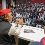 Lucknow: नववर्ष के तीसरे दिन सपा मुख्यालय में उमड़ा कार्यकर्ताओं का जनसैलाब, अखिलेश यादव ने दी शुभकामनाएं, भाजपा पर बोला तीखा हमला