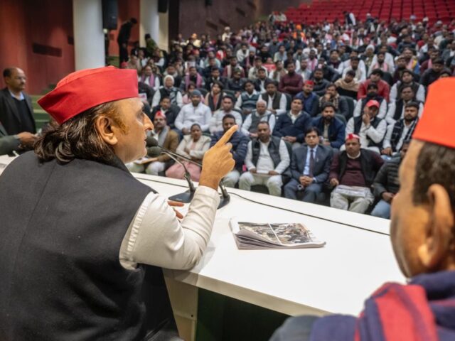 Lucknow: नववर्ष के तीसरे दिन सपा मुख्यालय में उमड़ा कार्यकर्ताओं का जनसैलाब, अखिलेश यादव ने दी शुभकामनाएं, भाजपा पर बोला तीखा हमला