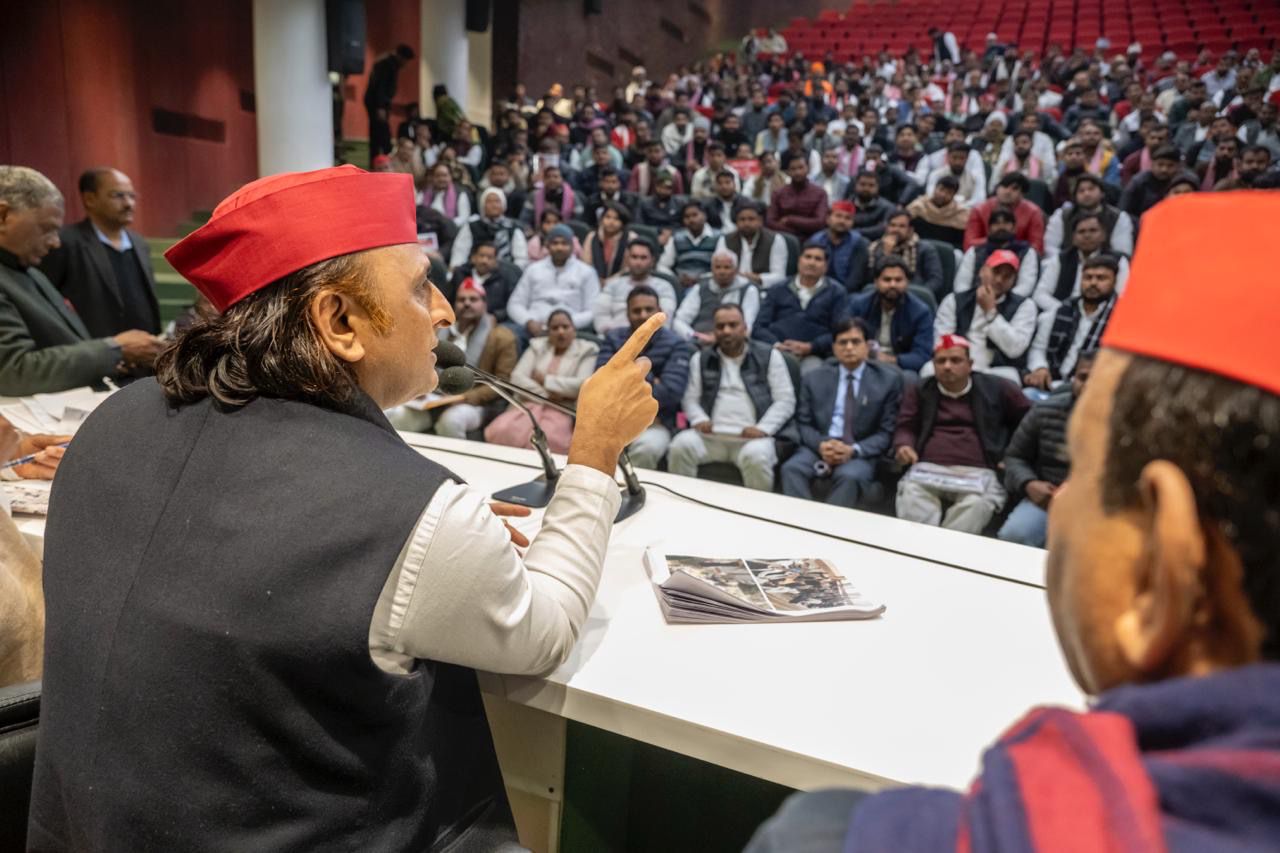 Lucknow: नववर्ष के तीसरे दिन सपा मुख्यालय में उमड़ा कार्यकर्ताओं का जनसैलाब, अखिलेश यादव ने दी शुभकामनाएं, भाजपा पर बोला तीखा हमला