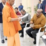 लखनऊ: जनता दर्शन में सीएम योगी ने सुनीं जनसमस्याएं, कहा- “भूमाफिया व दबंगों के खिलाफ जारी रहेगी कठोर कार्रवाई”
