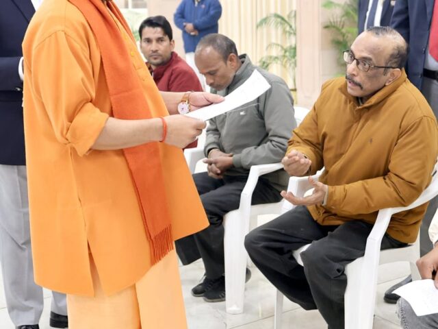 लखनऊ: जनता दर्शन में सीएम योगी ने सुनीं जनसमस्याएं, कहा- “भूमाफिया व दबंगों के खिलाफ जारी रहेगी कठोर कार्रवाई”