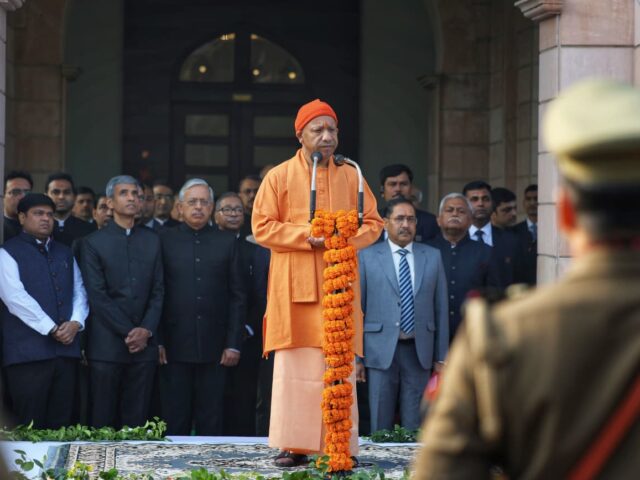 Republic Day 2026: 77वें गणतंत्र दिवस पर लखनऊ में सीएम योगी ने फहराया तिरंगा, देशवासियों को दी शुभकामनाएं