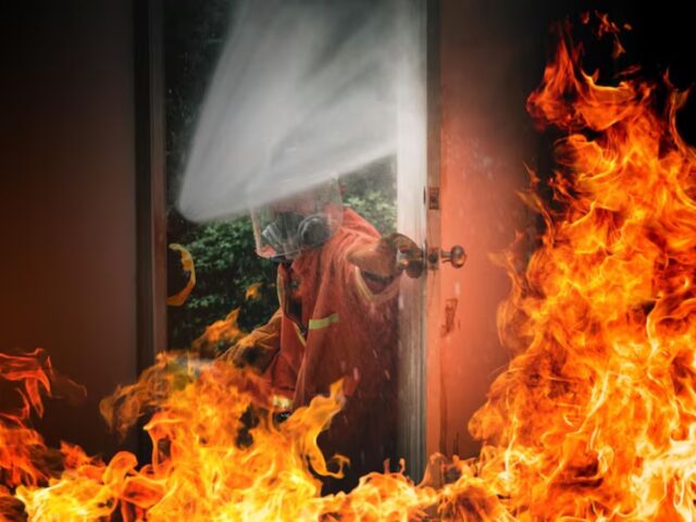 Tragic accident in Delhi: आदर्श नगर में DMRC स्टाफ क्वार्टर में आग, पति-पत्नी और मासूम बेटी की मौत