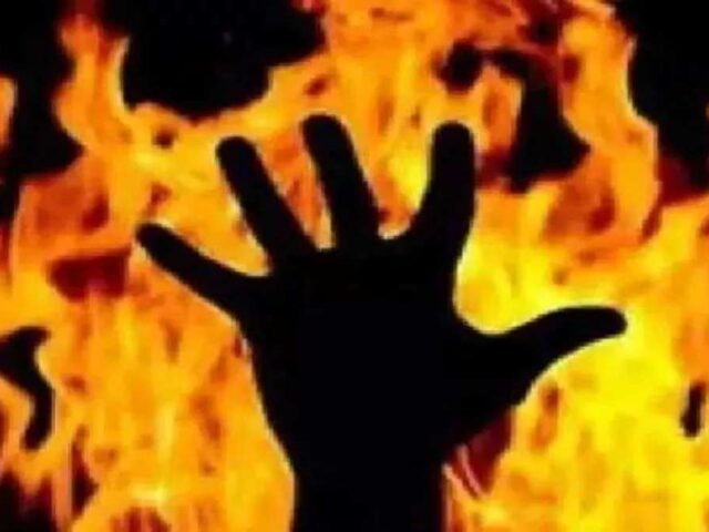 Bangladesh violence: बांग्लादेश में नहीं थम रही अल्पसंख्यकों पर हिंसा की घटनाएं, नरसिंहदी में युवक को पेट्रोल डालकर जिंदा जलाया