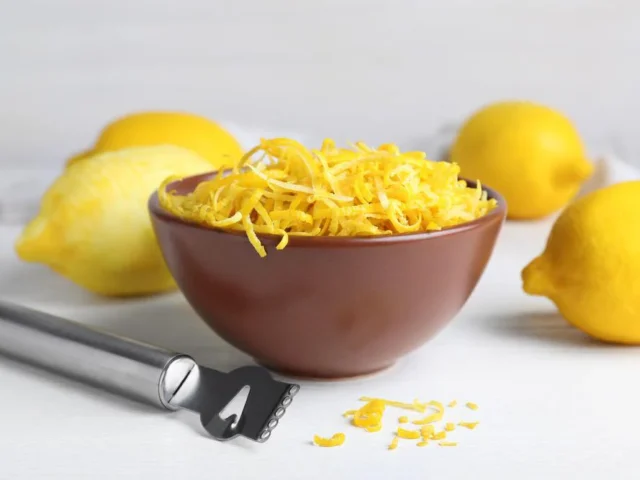 Lemon Peel Benefits: नींबू का रस ही नहीं उसके छिलके में भी छिपे हैं कई गुणकारी लाभ, आइए जानें कैसे करें इसका उपयोग