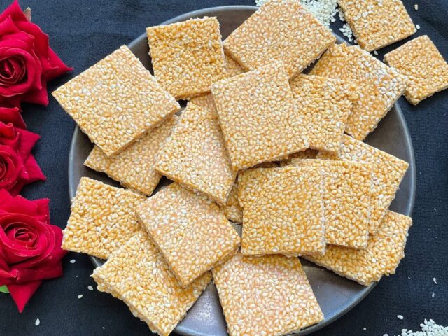 Makar Sankranti Special: मकर संक्रांति में घर पर बनाएं पारंपरिक तिल-गुड़ की कुरकुरी गजक, जानिए इसे मिनटों में तैयार करने की आसान रेसिपी…