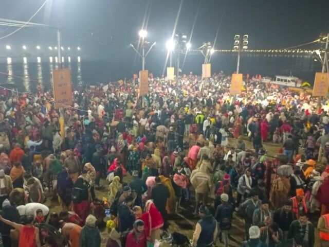 Prayagraj Magh Mela 2026: प्रयागराज में मकर संक्रांति पर दिखा आस्था का समागम, संगम पर उमड़ा श्रद्धालुओं का जनसैलाब