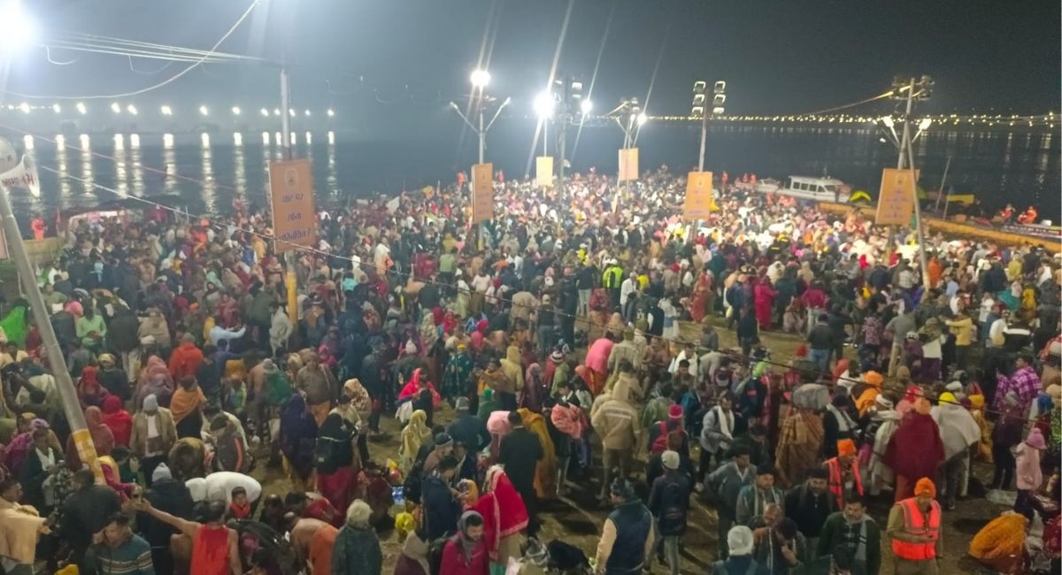 Prayagraj Magh Mela 2026: प्रयागराज में मकर संक्रांति पर दिखा आस्था का समागम, संगम पर उमड़ा श्रद्धालुओं का जनसैलाब