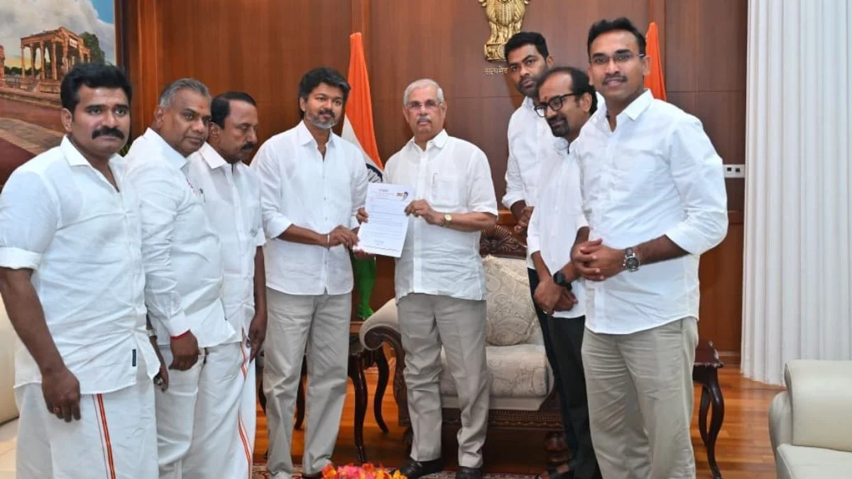 Tamil Nadu New Government: टीवीके प्रमुख विजय ने राज्यपाल से मिलकर पेश किया सरकार बनाने का दावा, कल लेंगे CM पद की शपथ